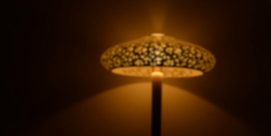 繊細な金属細工と温かい光が特徴の霞（Kasumi）ランプ